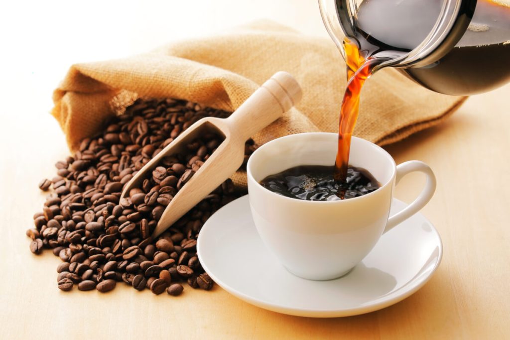 注がれるホットコーヒーとコーヒー豆