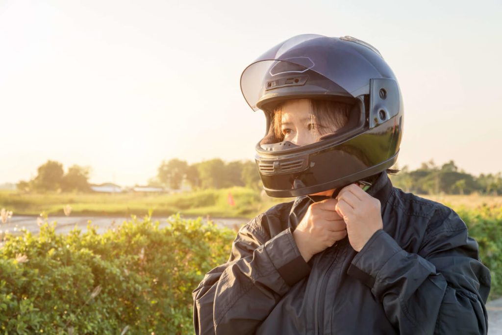 ヘルメットを被る女性ライダー