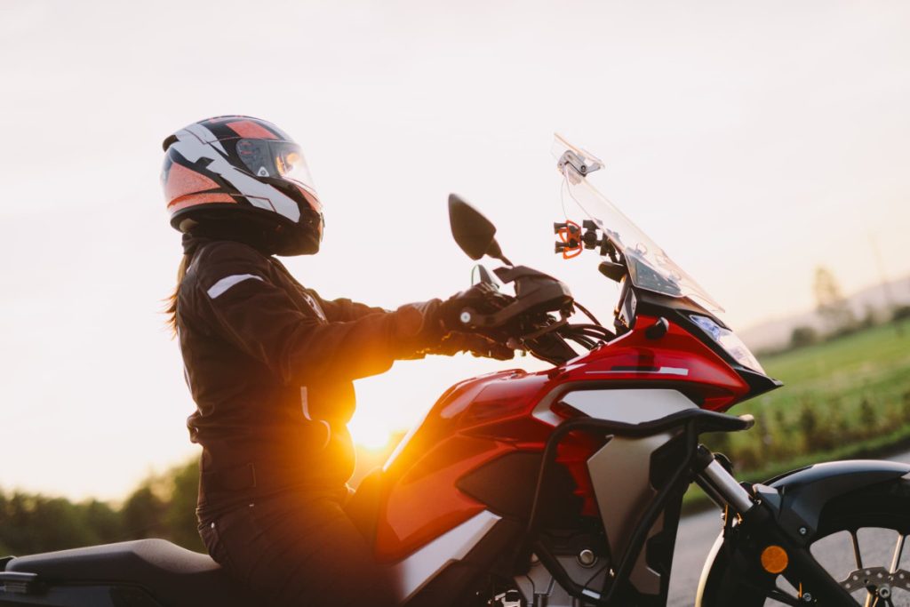 赤いバイクに乗るライダー